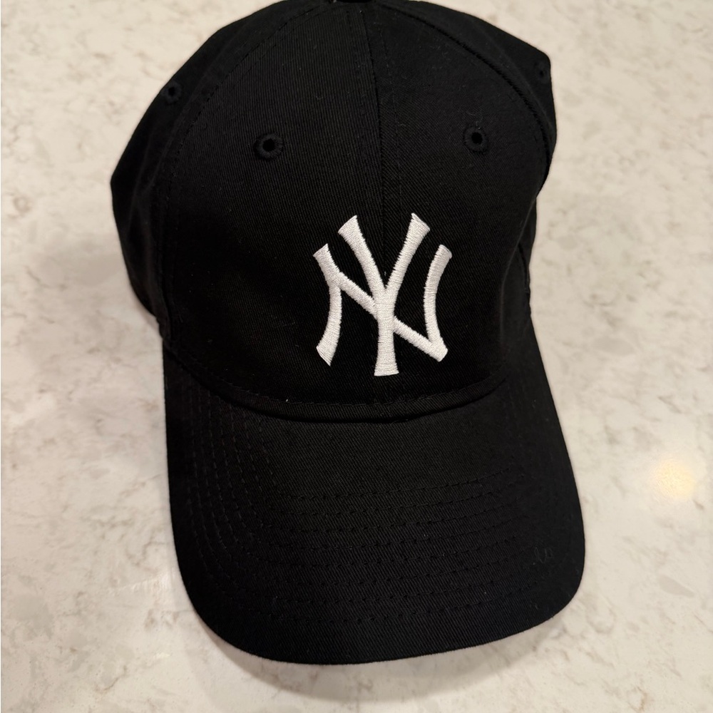 New Era Black and White 9TWENTY Cap